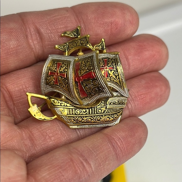 Men's Brooch Pin Gold Tone Boat Red Knights Templar Cross 3D Spanish Discovery - Picture 9 of 9